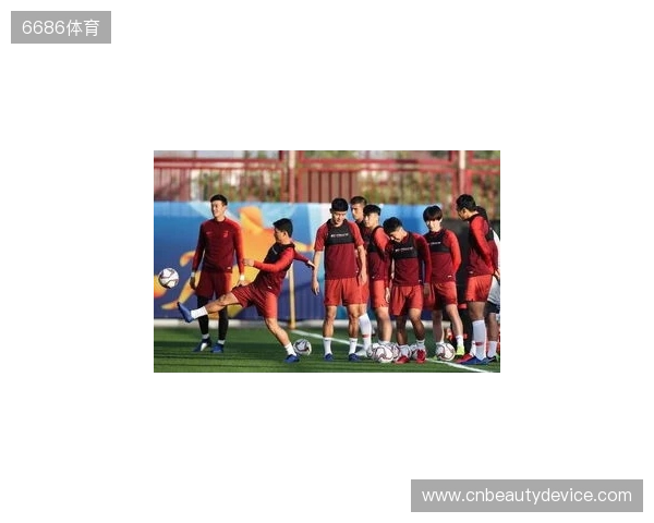 日本队全员集合备战麒麟挑战杯，前田大然“泡面头”抢眼